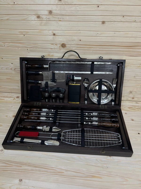 Подарочный набор шампуров с аксессуарами в кейсе-столе 